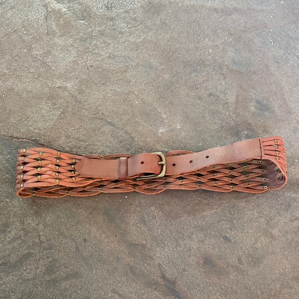 Women’s wide belt with buckle closure